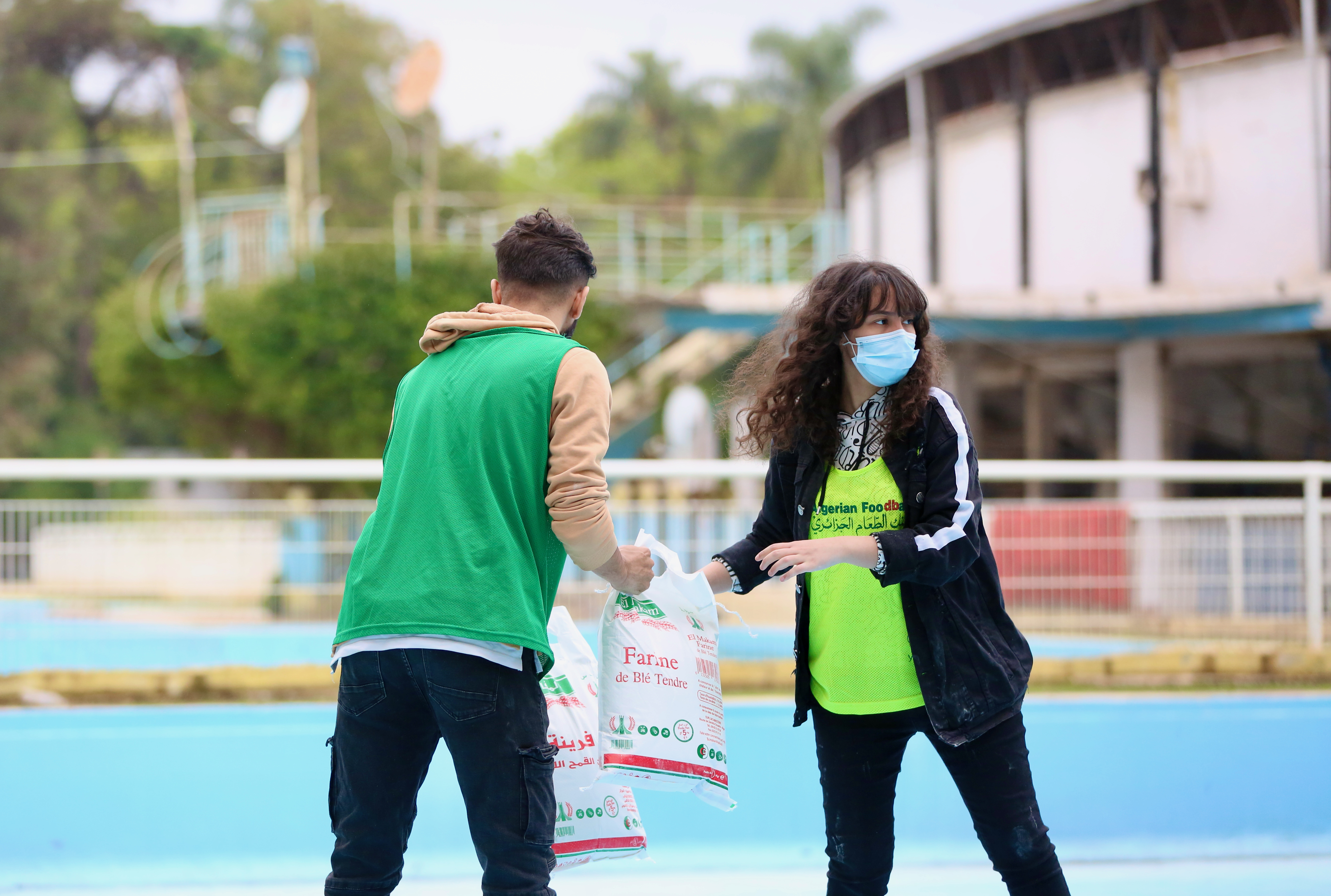 Volontaires AFB distribuant des box alimentaires